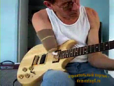 Человек без руки играет на гитаре