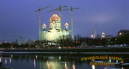 Вид на Храм Христа Спасителя во время его воссоздания Москва-река украшение набережная вечер кран Храм Христа Спасителя