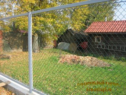 Забор из сетки рабицы для приусадебного участка - доступно и несложно