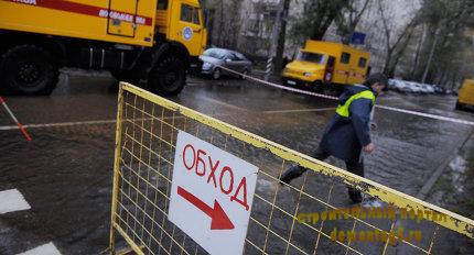 Последствия прорыва трубопровода в ЮВАО Москвы устранят к концу дня
