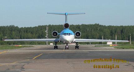 Самолет Як-42Д в аэропорту 