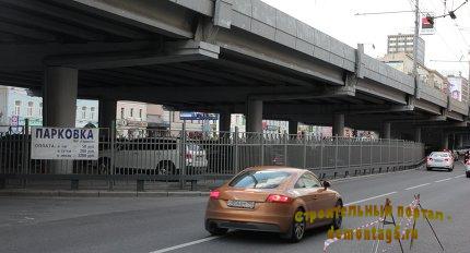 Более 50 парковок под эстакадами создадут в Москве в 2013 году