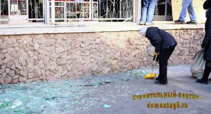 Жители Челябинска убирают стекла, выбитые взрывной волной во время падения космического объекта.