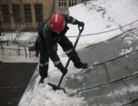 Как быстро и весело очистить крышу от снега. Популярные ролики интернета