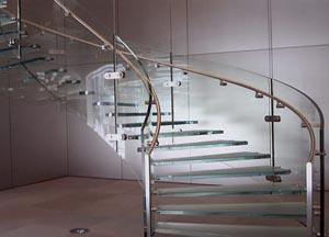 Стеклянные лестницы отлично вписываются в современный интерьер