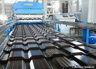 Производство различных видов металлочерепицы на заводе ГК Металл Профиль в Лобне.