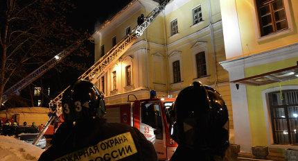 Сорок пожарных машин тушат огонь в здании ГИТИСа в Москве