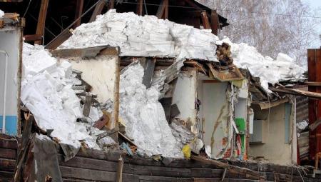 Коммунальщики не чистили снег с крыши рухнувшего в Новосибирске барака