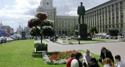 Триумфальная площадь в Москве полностью открыта для пешеходов после раскопок