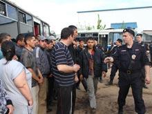 В промзоне на юге Москвы задержали более 200 мигрантов с оружием и угнанными машинами