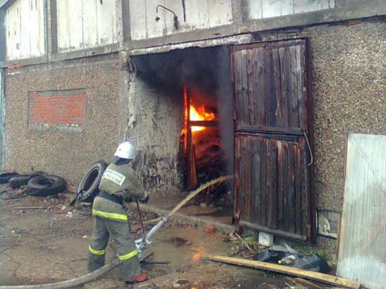 Крупный пожар возник на складе резины в Подмосковье