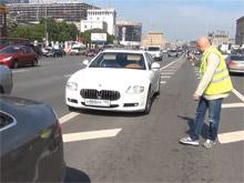 Активисты засняли Maserati сотрудников ГИБДД на 