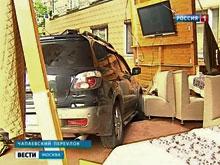Автомобиль въехал в летний ресторан на севере Москвы, пострадали три человека