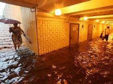 Во время шторма погибла девушка, движение поездов метро прерывалось из-за упавших деревьев