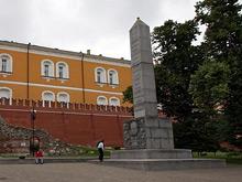 Памятник-обелиск в Александровском саду увезли на реставрацию
