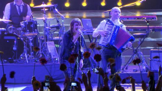 Зрители устроили цветочный флешмоб на концерте певицы ZAZ в Москве