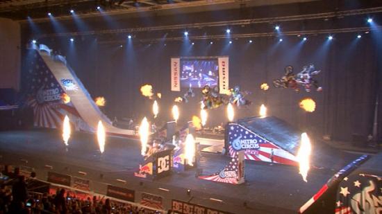 Райдеры на мотоциклах и BMX крутили сальто на шоу Nitro Circus